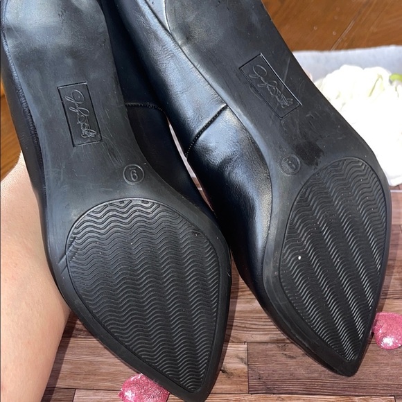 Jaclyn Smith Black Heels with Pointed Toe and Sleek Design - Picture 6 of 9